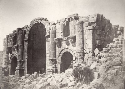 Arco di Trionfo a Jerash, dal sud, 1875 da Tancrede Dumas